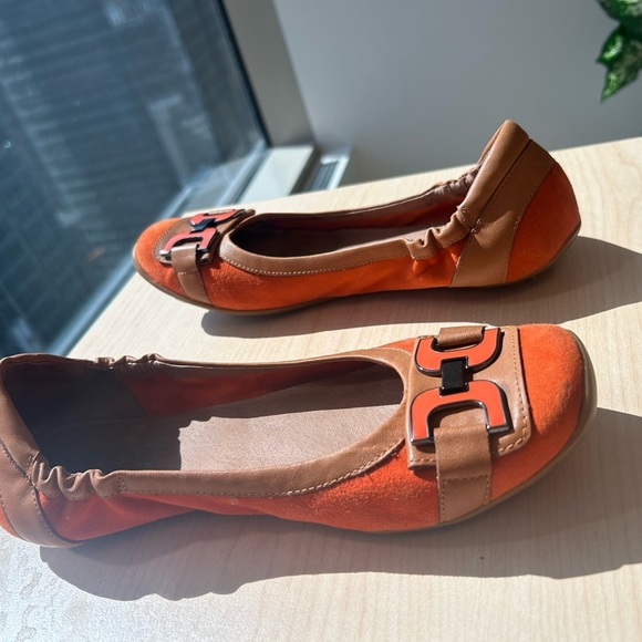 MAM”ZELLE 8.5 GUC Orange and Black Geometric Flats - Picture 5 of 11